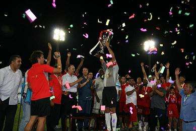 سمير عبود يرفع كاس الفاتح الخامسة للأتحاد