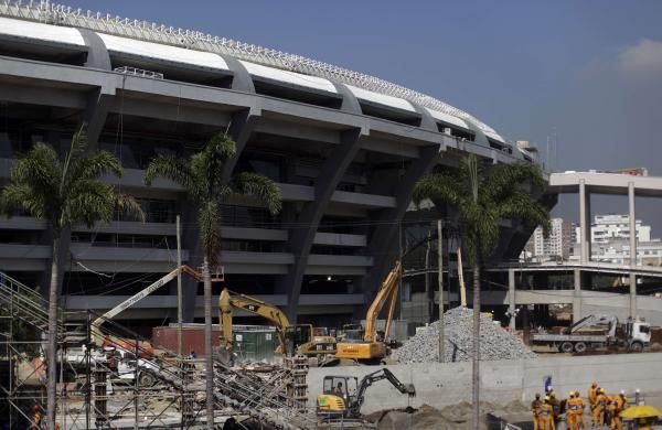 2013-04-26t151827z_69811512_gm1e94q1siz01_rtrmadp_3_soccer-world-brazil-maracana_reuters