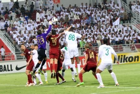 حارس الجيش القطري يبعد الكرة قبل مهاجم الأهلي السعودي