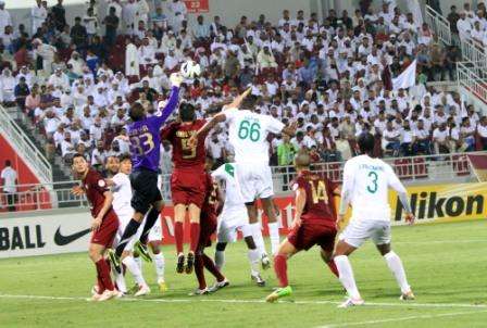 حارس الجيش القطري يبعد الكرة قبل مهاجم الأهلي السعودي