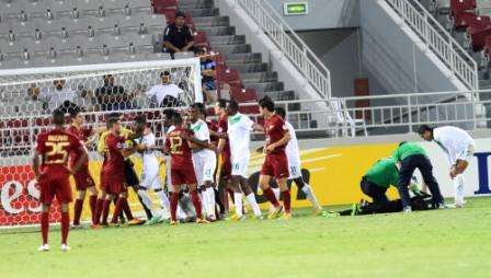 المسيليم يتلقى الاسعافات الاولية بينما تبدو احتكاكات بين لاعبي الفريقين