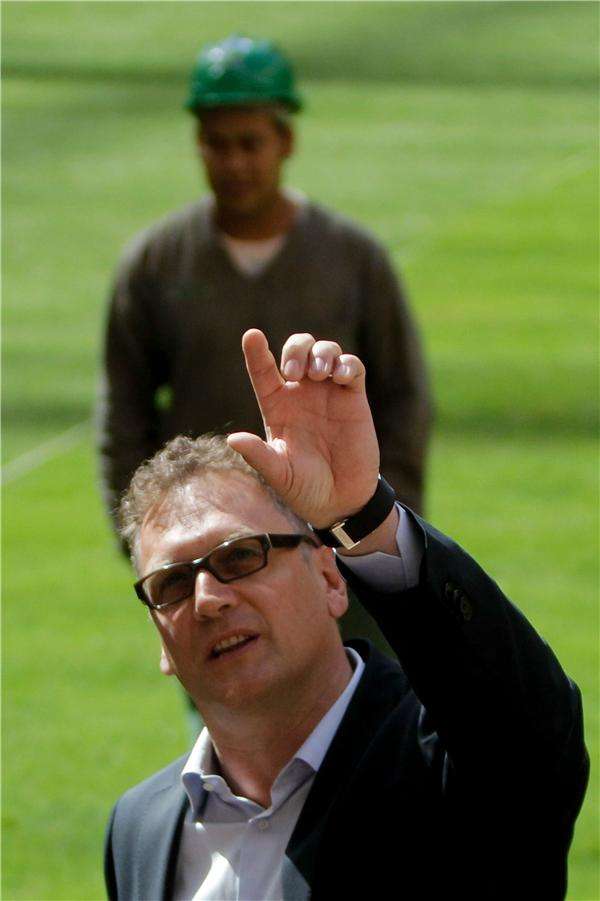 جيروم فالك خلال زيارة استاد ماني جارينشا