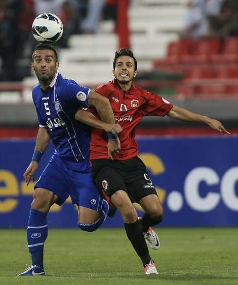 حنيف عمران زاده "إلى اليسار" في مباراة سابقة