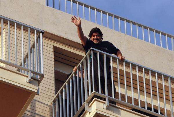 2013-02-25t165118z_1483292937_gm1e92q027d01_rtrmadp_3_italy-maradona_reuters