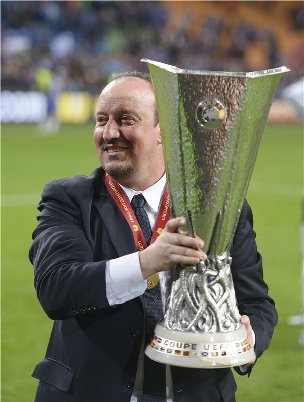 رافاييل بينيتيز حاملا الكأس الأوروبية