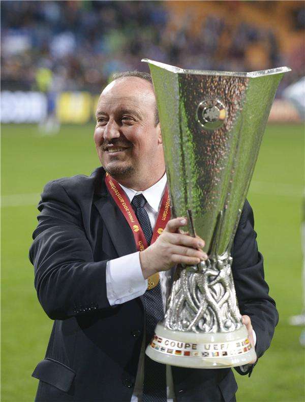 رافاييل بينيتيز حاملا الكأس الأوروبية