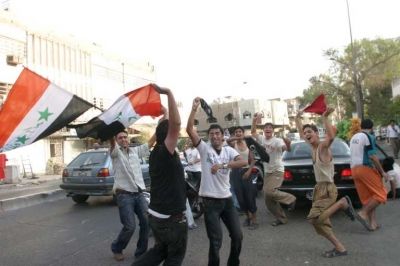 أهازيج ورقصات شعبية ابتهاجا بالوصول لدور الثمانية