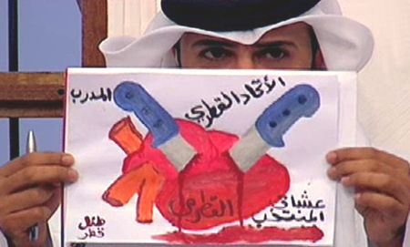 مذيع برنامج المجلس حاملا الرسالة التي أرسلها الطفل القطري للمسؤولين