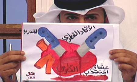 مذيع برنامج المجلس حاملا الرسالة التي أرسلها الطفل القطري للمسؤولين
