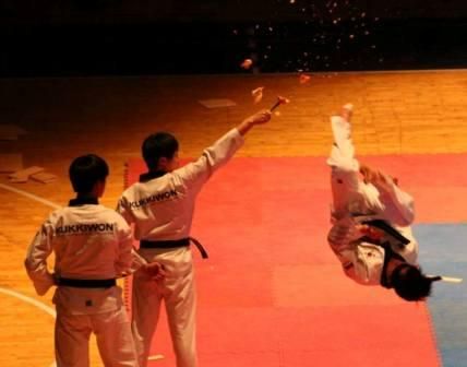 كوري يصيب التفاحة وهو معصوب العينين