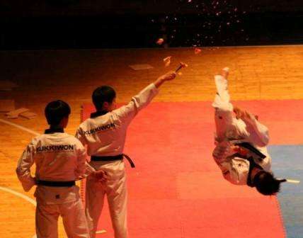 كوري يصيب التفاحة وهو معصوب العينين