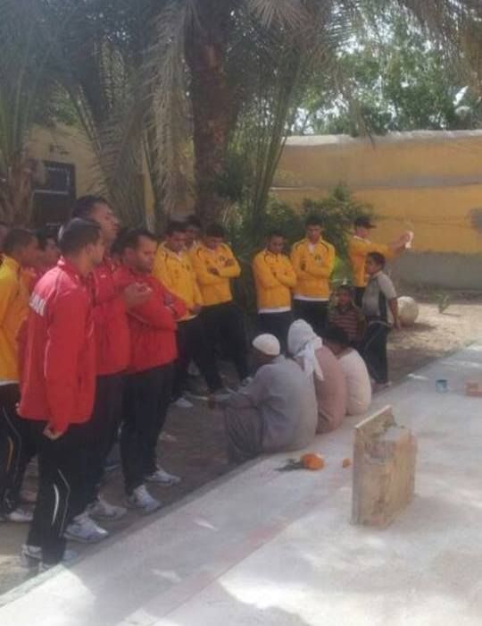 بعثة المنتخب أثناء زيارتها قبر الجوهري في مصر