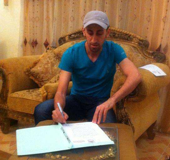 محمد عبد الحليم أثناء التوقيع للمنشية