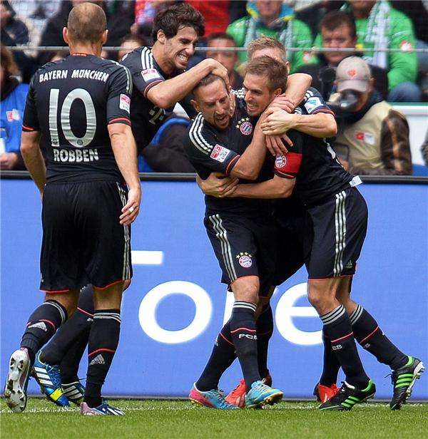 لاعبو بايرن يحتفلون بالتسجيل في شباك مونشنجلادباخ