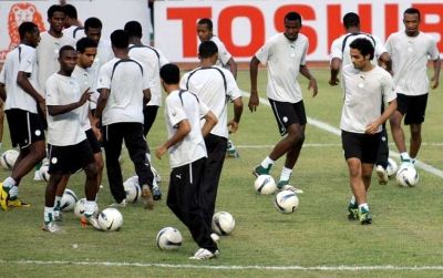 الغامدي (يمين الصورة) في تمرين المنتخب السعودي عصر اليوم