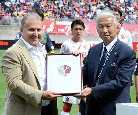 زيكو ( يسار ) يتحصل على لوحة تذكارية من رئيس نادي كاشيما الياباني