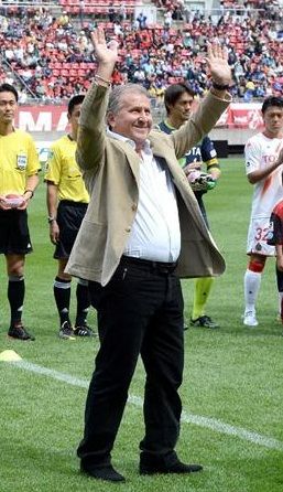 زيكو يلقي التحية لجماهير كاشيما انتلرز الياباني