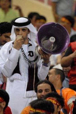 الجمهور الاماراتي الأصيل الحبيب يساند قطر في أحد المباريات