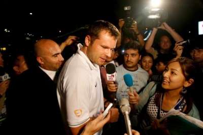 فيدوكا يتحدث لوسائل الإعلام بعد الوصول لمطار هانوي