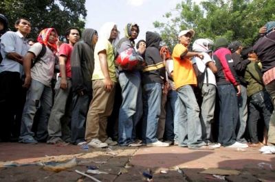 آلاف الإندونيسسين اصطفوا في طوابير للحصول على تذاكر لقاء الغد