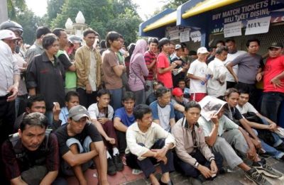 وآخرين ينتظرون دورهم في دخول الطابور