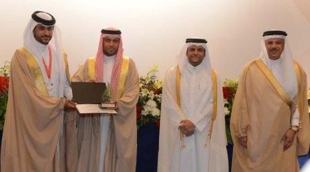 ناصر بن حمد يسلم الجوائز 