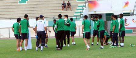 أليكس يوجه تعليماته للاعبين قبل بدء تدريبات اليوم