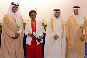 الشيخ ناصر بن حمد يكرم الشيخة نعيمة الاحمد
