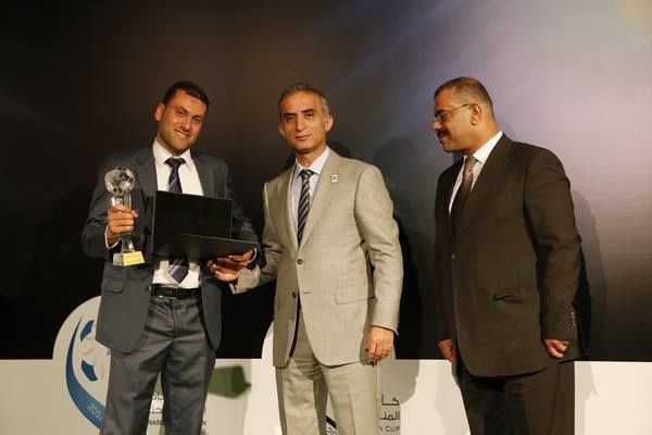 الحكم محمد عرفة بتسلم جائزة افضل حكم