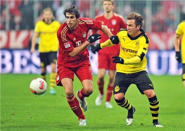 ماريو جوتزه إلى اليمين في لقاء أمام بايرن ميونيخ