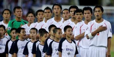 المنتخب الفيتنامي أثناء النشيد الوطني 