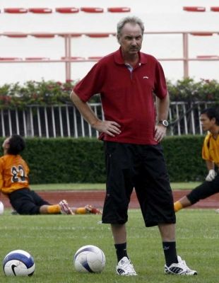 المدرب ألفريد ريدل في تمرين لمنتخب فيتنام 