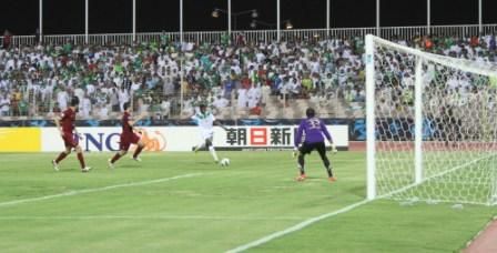 الحربي ظهير أيسر الاهلي يسدد على مرمى الجيش