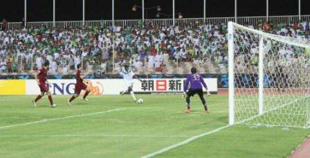 الحربي ظهير أيسر الاهلي يسدد على مرمى الجيش