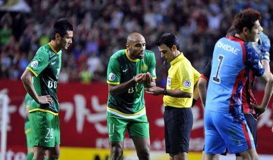 كانوتيه عند حصوله على البطاقة الصفراء الثانية والطرد من المباراة