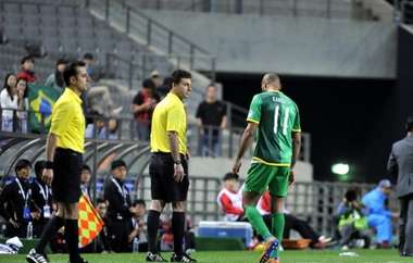 كانوتيه يخرج من الملعب بعد أن قام الحكم بطرده بالإنذار الثاني
