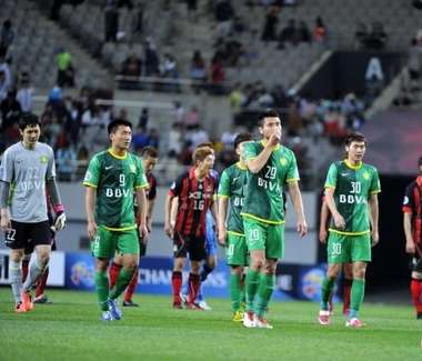 لاعبو بكين غوان الصيني يخرجون من الملعب بعد خسارتهم وخروجهم من البطولة