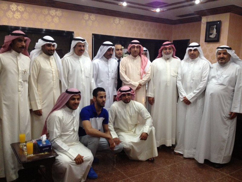 لقطة جماعية للمكرمين مع رئيس نادي الجهراء ونائبه وامين الصندوق