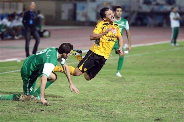 نواف المطيري لاعب القادسية يتعرض للعرقلة من مدافع العربي