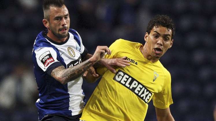 كارلوس إدواردو بالقميص الأصفر