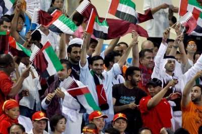 الأعلام القطرية و الإماراتية جنباً إلى جنب على المدرجات 