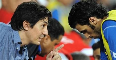 جوران يوجه القحطاني في تدريب سابق للأزرق