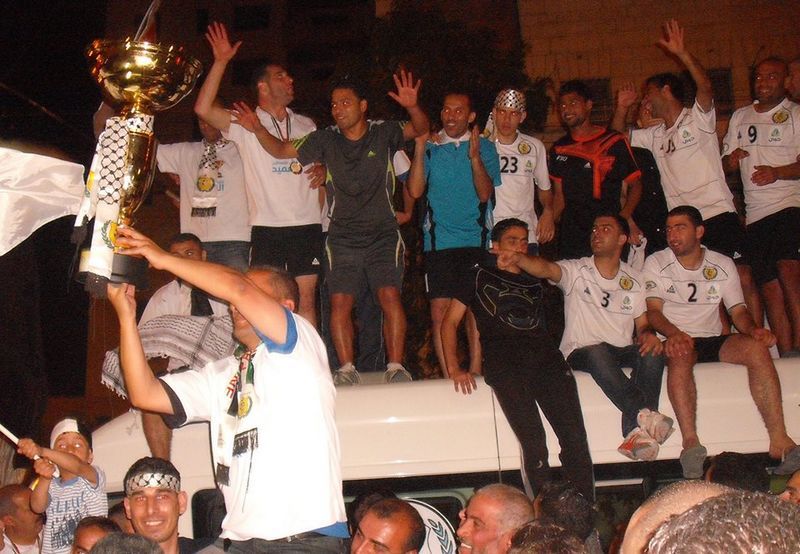 وليد فطافطة يرفع كأس فلسطين لحظة الوصول لمدينة الخليل