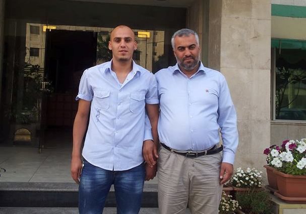 رئيس نادي ذات راس وأحمد أبو حلاوة بعد توقيع العقد 