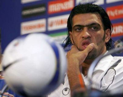 مدافع منتخب العراق علي حسين رحيمة خلال المؤتمر الصحفي