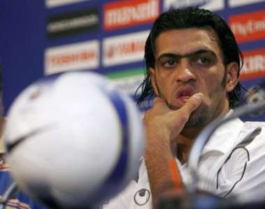 مدافع منتخب العراق علي حسين رحيمة خلال المؤتمر الصحفي