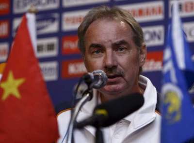 مدرب منتخب فيتنام النمساوي الفريد ريدل خلال المؤتمر الصحفي