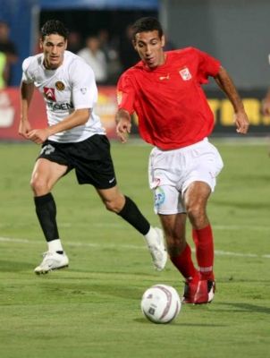 محمد أبو تريكة يتقدم في هجمة أهلاوية