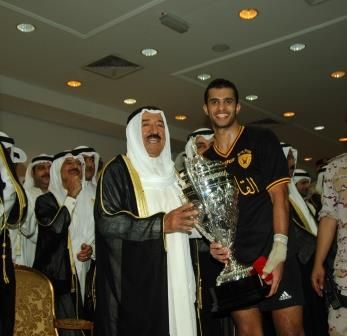 أمير الكويت يسلّم حارس القادسية نواف الخالدي الكأس الموسم الماضي