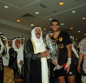 أمير الكويت يسلّم حارس القادسية نواف الخالدي الكأس الموسم الماضي